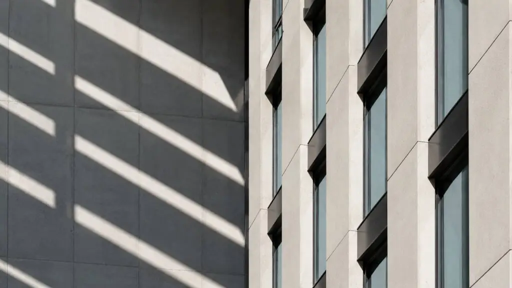 Artistieke architectuurfotografie met geometrische lijnen, schaduw en reflecties
