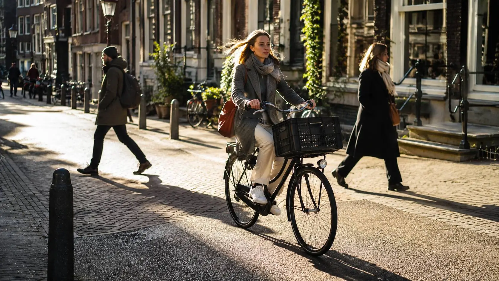 Straatfotografie stijlen met een spontaan candid moment in een Nederlandse stad