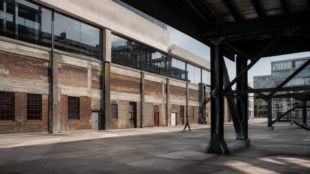Industriële fotolocatie in Breda met baksteen, beton en moderne stedelijke lijnen
