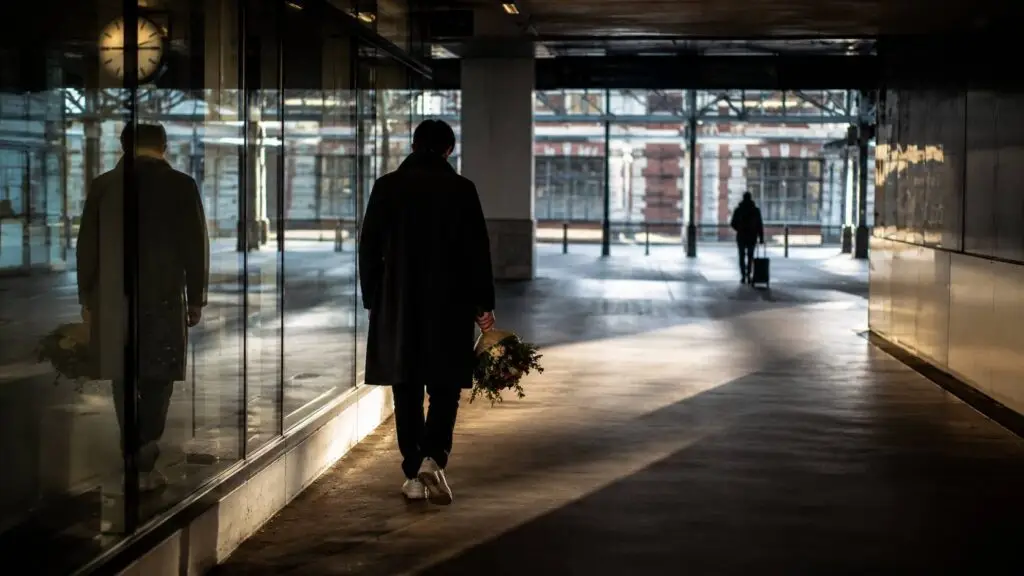 Verhalende straatfotografie met menselijke figuren en stedelijke lagen
