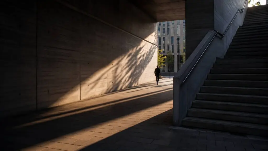 Urban fotolocatie in Eindhoven met beton, geometrische lijnen en sterke schaduwen
